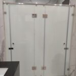Pintu dan partisi kaca kamar mandi